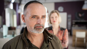 Frank Dressler (Christoph Wortberg) ist zu Besuch in der Lindenstraße. Tanja (Sybille Waury) erzählt ihm Neuigkeiten über seinen Vater Ludwig.