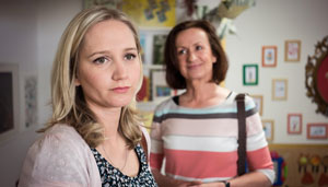 Zickenkrieg: Zwischen Lisa (Sontje Peplow, links) und Anna (Irene Fischer) tobt ein heftiger Streit. Wer ist die bessere Mutter?