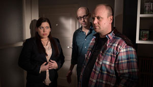 Schock für Klaus (Moritz A. Sachs, rechts) und Philipp (Philipp Neubauer): Sarah (Julia Stark) wird von der Fleisch-Mafia bedroht.