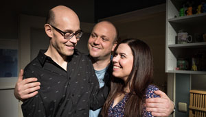 Klaus (Moritz A. Sachs, M) ist happy. Sein Artikel über den Fleischskandal wurde veröffentlicht. Philipp (Philipp Neubauer) hat sich bei den Recherchen in Sarah (Julia Stark) verknallt.