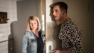 Überraschung für Nina (Jacqueline Svilarov): Ihr Bruder Marek (Martin Walde) trägt Frauenkleider.