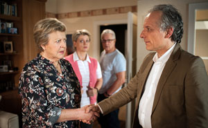 Helga (Marie-Luise Marjan, l) will mit der Hilfe eines Mediums (Volker Banik, r), Kontakt zum verstorbenen Erich aufnehmen. Gabi (Andrea Spatzek) und Andy (Jo Bolling) sind skeptisch.