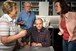 Familienzoff: Helga (Marie-Luise Marjan, links), Anna (Irene Fischer) und Hans (Joachim H. Luger) streiten über Klaus‘ (Moritz A. Sachs, Mitte) Affäre mit Sarah.
