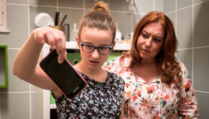 Antonia (Katharina Witza, l.) hat ihr Smartphone aus Versehen im Klo versenkt. Jetzt möchte sie ein Neues. Iffi (Rebecca Siemoneit-Barum) ist gegen ein neues Handy.