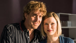 Ist Lotti (Gunnar Solka) verliebt? Der attraktive Marek wäre genau sein Typ. Tanja (Sybille Waury) sieht das genauso.