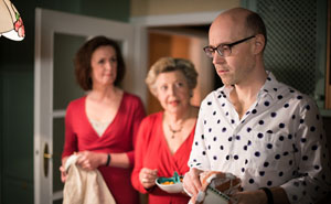 Schock für Philipp (Philipp Neubauer): Bei einem Gespräch mit Anna (Irene Fischer, l) und Helga (Marie-Luise Marjan) erfährt er, dass Sarah eine Affäre hat. Und das mit seinem besten Freund…
