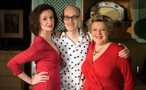 Ladies in Red! Irene Fischer (l), Philipp Neubauer und Marie-Luise Marjan am Set der „Lindenstraße“.