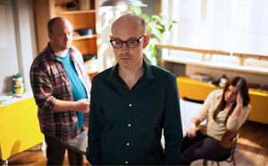 Ende einer Freundschaft? Philipp (Philipp Neubauer, M) hat erfahren, dass Klaus (Moritz A. Sachs) und Sarah (Julia Stark) eine Affäre haben. Und er ist selbst in Sarah verliebt.