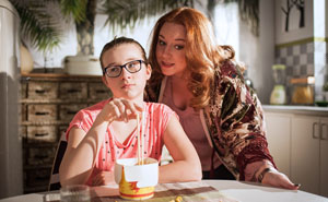 Familienzoff: Iffi (Rebecca Siemoneit-Barum, rechts) hat ihrer pubertierenden Tochter Antonia (Katharina Witza) ein Internetverbot erteilt.