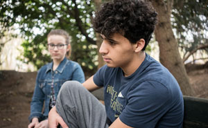 Antonia (Katharina Witza) lernt den Syrien-Flüchtling Jamal (Mohamed Issa) kennen. Sie will dem Jungen unbedingt helfen.