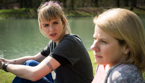 Jack (Cosima Viola, l.) hat erfahren, dass ihr Freund Marek eigentlich eine Frau ist. Weiß seine Schwester Nina (Jacqueline Svilarov) davon?