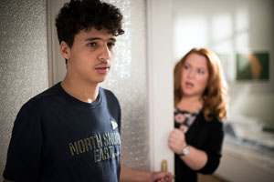 Schock für Iffi (Rebecca Siemoneit-Barum): Wer ist der fremde Junge (Mohamed Issa als "Jamal") in ihrer Wohnung?