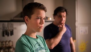 Not: Paul (Ole Dahl, l) möchte unbedingt, dass sich seine Eltern wieder versöhnen. Murat (Erkan Gündüz) ahnt nichts von den Sorgen seines Sohnes.