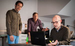 Eine private Racheaktion von Philipp (Philipp Neubauer, r) gefährdet die Existenz des Start-Ups. Alex (Joris Gratwohl, l) und Marek (Martin Walde) sind sauer.