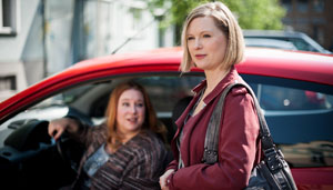 Sorge um Simon: Iffi (Rebecca Siemoneit-Barum, l) berichtet Tanja (Sybille Waury), dass ihr Sohn merkwürdigen Besuch hat.