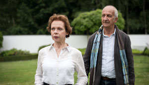 Neuer Job für Adi (Philipp Sonntag)? Er will Housesitter in der Villa der reichen Frau Romberger (Renate Krößner) werden.