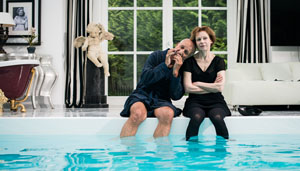Dolce Vita: Adi (Philipp Sonntag) genießt das süße Leben mit Elise (Renate Krößner) in der luxuriösen Villa Romberger.