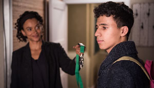 Jamal (Mohamed Issa) kommt in seinem neuen Zuhause an. Iris (Sarah Masuch) begrüßt ihn.