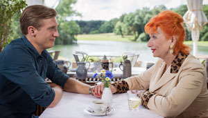 Geheimnisvoll: Marek (Martin Walde, r) trifft sich heimlich mit der Transfrau Viktoria (Zazie de Paris). Was haben die beiden zu besprechen?