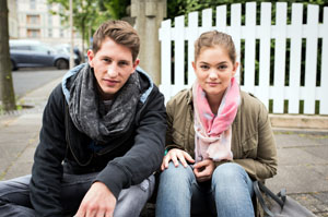 Pause am Set: Jannik Scharmweber („Nico Zenker“) und Greta Short („Lara Brooks“) auf der Lindenstraße.