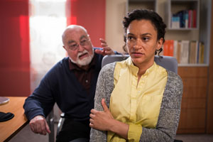 Drucksituation: Dr. Dressler (Ludwig Haas) macht Iris (Sarah Masuch) schwere Vorwürfe, weil sie eine falsche Diagnose gestellt hat.