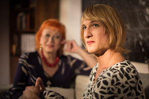 Transformation: Marek (Martin Walde, rechts) wird mehr und mehr zur Frau. Transfrau Viktoria (Zazie de Paris) steht ihm mit Rat und Tat zur Seite.