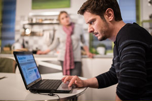 Wohnungssuche: Timo (Michael Baral) und Lea (Anna Sophia Claus) wollen endlich zusammen ziehen. Fehlt nur noch eine passende Bleibe…