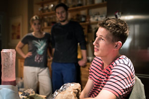 Streit um die Wohnung: Lea (Anna Sophia Claus, l) möchte mit Timo (Michael Baral, M) zusammenziehen. Aber Nico (Jannik Scharmweber) will das Feld nicht räumen.