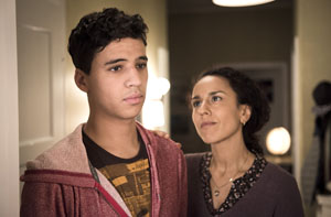 Jamal (Mohamed Issa) streitet sich mit seinem Vater über seine berufliche Zukunft. Hilfesuchend wendet er sich an seine Mutter Neyla (Dunja Dogmani).