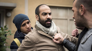 Krawall auf der Lindenstraße: Yussuf (Ayman Cherif, M) und Jamal (Mohamed Issa, l) werden von rechten Schlägern bedroht.