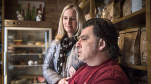 Glück im Spiel? Lisa (Sontje Peplow) möchte bei einer Tombola mitmachen und bittet Murat (Erkan Gündüz) ein Los für sie zu besorgen.