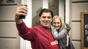 Selfie am Set: Sontje Peplow („Lisa Dagdelen“) und Erkan Gündüz („Murat Dagdelen“) bei Dreharbeiten auf der Lindenstraße.