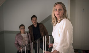 Schock für Lisa (Sontje Peplow, r): Während sie unter der Dusche stand, wurde bei ihr eingebrochen. Lea (Anna Sophia Claus) und Timo (Michael Baral) versuchen, Lisa zu beruhigen.