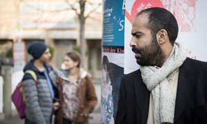 Zufällig beobachtet Yussuf (Ayman Cherif, r) seinen Sohn Jamal (Mohamed Issa) und Lara (Greta Short). Sind die beiden etwa ein Paar?