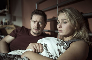 Schlaflose Nächte: Seit in Haus Nr. 3 eingebrochen wurde, lebt Lea (Anna-Sophia Claus) in Angst. Timo (Michael Baral) ist ratlos.