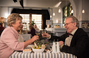 Rendezvous mit Mutter Beimer: Wilhelm Lösch (Wichart von Roell) führt Helga (Marie-Luise Marjan) schick zum Essen aus.