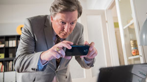 Rachefeldzug: Robert (Martin Armknecht) bricht in die Wohnung von Iffi und Momo ein.