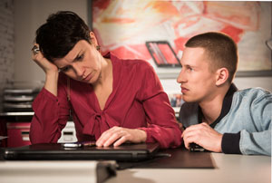 Kein Baby für Angelina (Daniela Bette). Die künstliche Befruchtung ist fehlgeschlagen. Nico (Jannik Scharmweber) versucht, sie zu trösten.