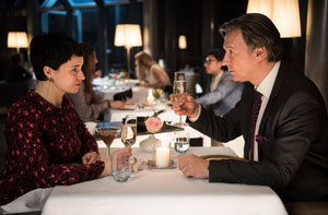 Heißer Flirt? Angelina (Daniela Bette) geht mit dem zwielichtigen Robert (Martin Armknecht) aus.