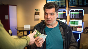 Verzockt: Murat (Erkan Gündüz) verspielt sein ganzes Geld im Wettbüro.