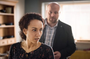 Neyla (Dunja Dogmani) ist verwirrt. Hat Klaus (Moritz A. Sachs) ihr soeben einen Heiratsantrag gemacht?