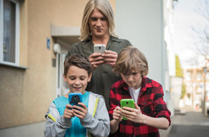 Stolzer Vater: Sunny (Martin Walde, M) zockt gemeinsam mit seinem Sohn Yannik (Matz Nohl, r) und dessen Kumpel Simon (Jojo) ein Online-Spiel.