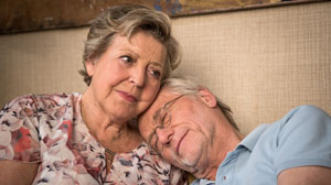 Kuscheln wie damals: Ob Helga (Marie-Luise Marjan) sich wieder in ihren Hans (Joachim H. Luger) verliebt hat?