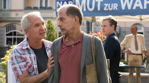 Peinlich: Carsten (Georg Ueker, r) macht Käthe (Claus Vincon) auf der Lindenstraße eine Szene.