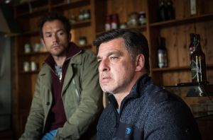 Geldnot: Soll Murat (Erkan Gündüz, r) seinen Bio-Laden wirklich an Alex (Joris Gratwohl) verkaufen?