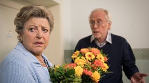 Abfuhr: Nach Helgas Kuss und Liebesgeständnis ist Hans (Joachim H. Luger) geschockt.