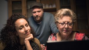 Klaus (Moritz A. Sachs) ist besorgt: Seine Mutter Helga (Marie-Luise Marjan, r) plant, ganz ohne Begleitung nach Tunesien zu reisen. (Links: Dunja Dogmani).