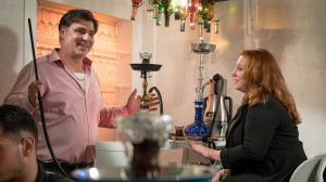 Iffi (R. Siemoneit-Barum) wohnt direkt über Murats (Erkan Gündüz) neuer Shisha-Bar. Lärmpegel und Publikum werden schnell zum Problem.