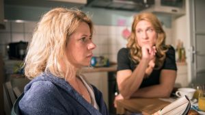 Polizistin Nina (Jacqueline Svilarov) ist verzweifelt: Wegen eines Dienstvergehens steht ihre berufliche Zukunft auf der Kippe. (Mit im Bild: Martin Walde).