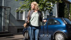Polizistin Nina (Jacqueline Svilarov) kehrt nach einem Auslandseinsatz in die „Lindenstraße“ zurück.